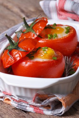 yumurta ile dikey pişmiş domates dolması