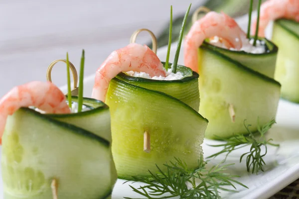 Beautiful and useful cucumber rolls with shrimp and cheese — Stock Photo, Image