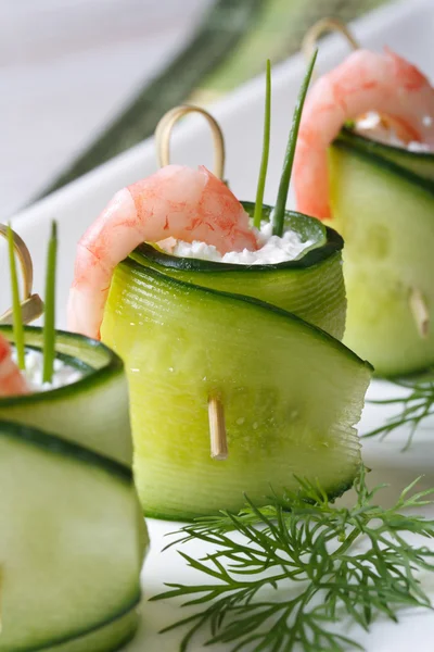 Aperitivo festivo: rolos de pepino com camarão e queijo — Fotografia de Stock
