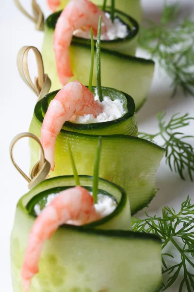 Appetizer buffet: cucumber rolls with shrimp vertical macro — Stock Photo, Image