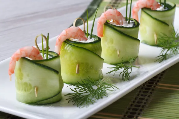 Aperitivo de rolos de pepino com camarão e queijo creme Fotos De Bancos De Imagens