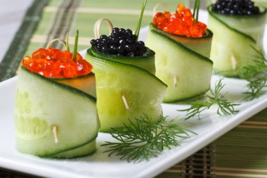 Kırmızı ve siyah havyar ile taze salatalık, birkaç rulo