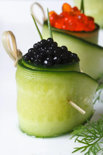 Dos rollos de pepino con caviar rojo y negro — Foto de Stock