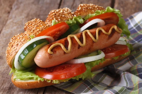 Hot dog con salsiccia, senape e verdure da vicino — Foto Stock