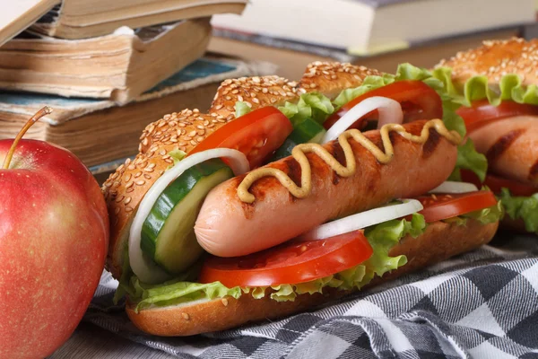 A quick lunch: a hot dog and apple — Stock Photo, Image