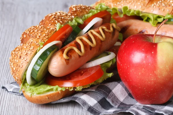 Hot dog con salsiccia e mela rossa primo piano — Foto Stock