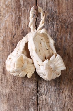 çocuklar örgülü bast ayakkabıları bir ahşap Kapıda asılı olan