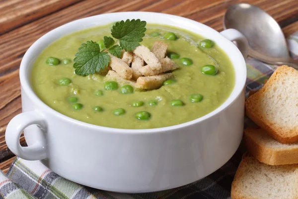 Зеленый гороховый суп с гренками и мятой горизонтальной формы — стоковое фото