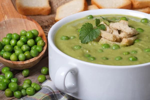 Soup puree of fresh green peas macro. Horizontal — Stock Photo, Image
