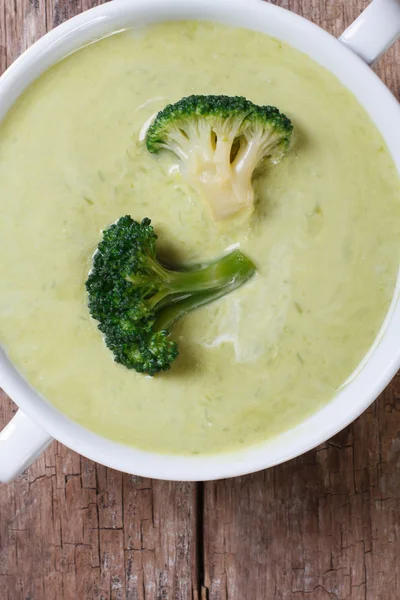 西兰花宏垂直的奶油汤。顶视图 — 图库照片