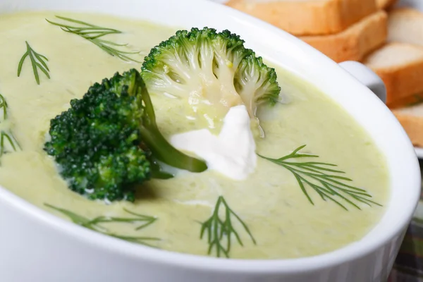 Broccoli soup with dill and sour cream. macro — Stock Photo, Image