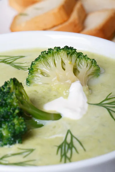 Sopa de puré de brócoli con eneldo y crema agria vertical —  Fotos de Stock