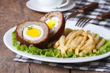 et, yumurta ve patates kızartması yakın çekim ile dolması