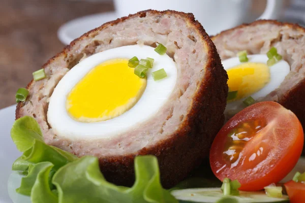 Snídaně vejce skotskou a zeleninový salát makra — Stock fotografie