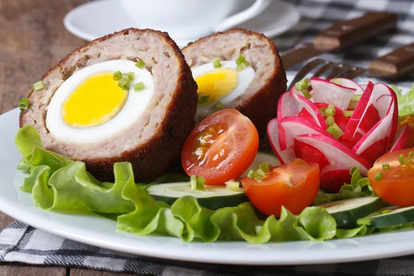 Meat stuffed with egg and vegetable salad — Stock Photo, Image