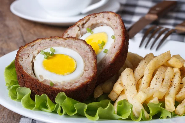 Шотландским яйцом и жареным картофелем крупным планом — стоковое фото