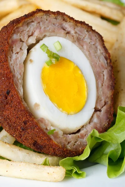 Sült burgonyával, salátát makró hús töltött tojás — Stock Fotó