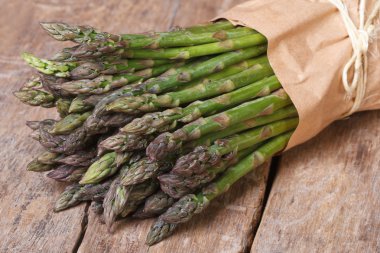 taze kuşkonmaz ahşap masa üzerinde bir kağıt torba 