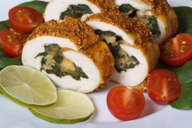 ??ıspanak ve peynir makro ile doldurulmuş tavuk parçaları 