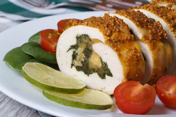 Pechuga de pollo llena de espinacas y queso y tomates frescos — Foto de Stock