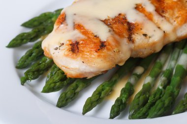 hollandaise sos ve kuşkonmaz ile kızarmış tavuk. Makro