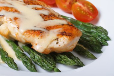 ızgara et sosu ve kuşkonmaz closeup ile