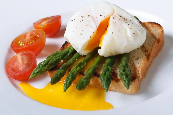 Toast with asparagus, poached egg and tomato closeup — Stock Photo, Image