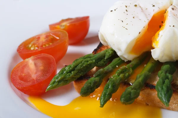Toast with asparagus, egg Benedict and tomatoes macro. — Stock Photo, Image