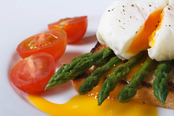 Torrada com espargos, ovo Benedict e tomate macro . — Fotografia de Stock