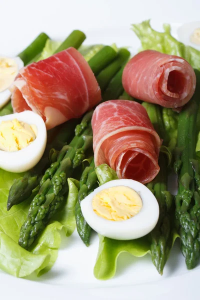 Asperges aux œufs durs et jambon vertical — Photo