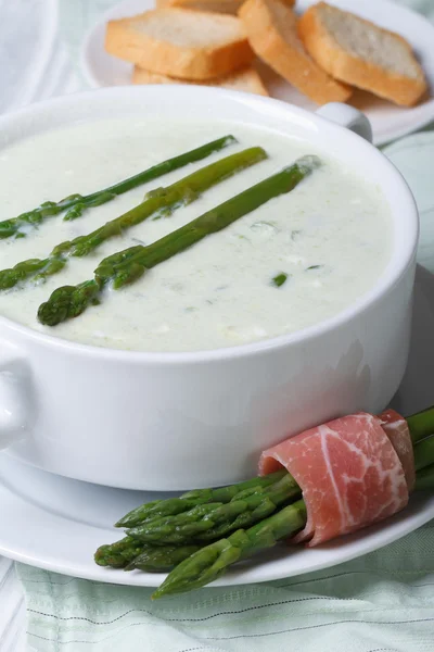 Soupe à la crème d'asperges en gros plan et croûtons . — Photo