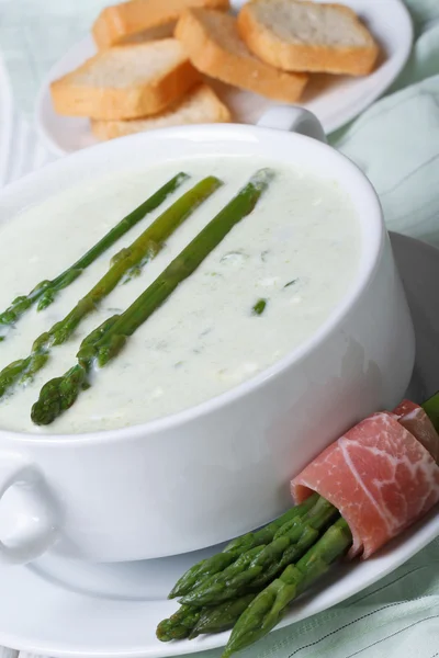 Primer plano de sopa de espárragos en tazón blanco y croutons —  Fotos de Stock