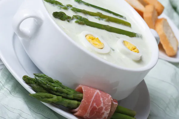 Sopa de crema de espárragos con huevos de primer plano horizontal —  Fotos de Stock