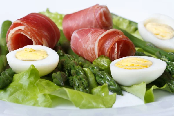 Salade festive d'œufs de caille au jambon et aux asperges — Photo