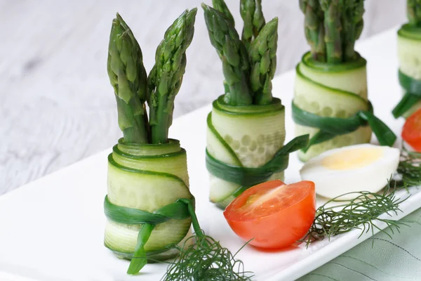 Rotoli di cetriolo con asparagi da vicino — Foto Stock