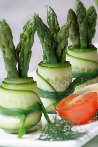Snacks: agurkruller med asparges, loddrett . – stockfoto