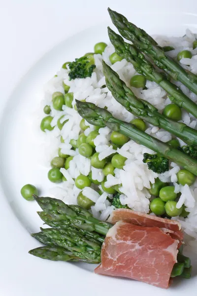Risotto with asparagus and green peas macro. top view — Stock Photo, Image