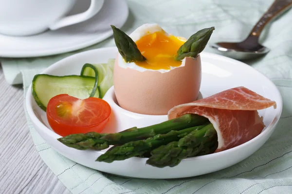 Βραστό αυγό με πράσινα σπαράγγια, ζαμπόν και λαχανικά closeup — Φωτογραφία Αρχείου
