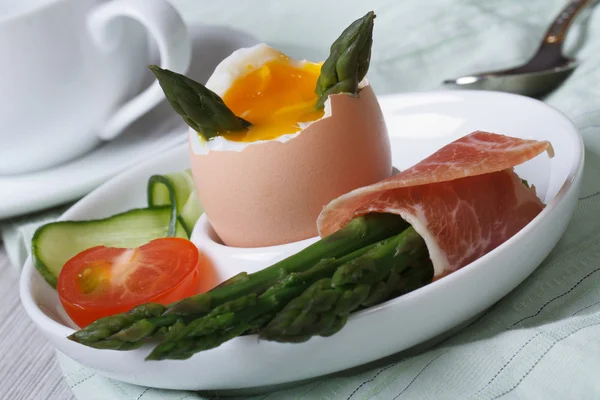 Boiled egg and green asparagus closeup. Horizontal — Stock Photo, Image