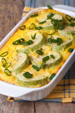 peynir, yumurta ve soğan dikey pişmiş kabak