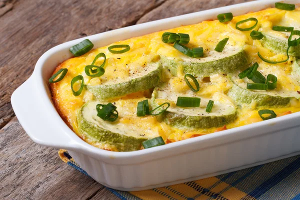 Zucchini gebacken mit Käse, Eiern und Zwiebeln Nahaufnahme — Stockfoto