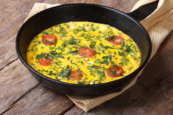 Frittata italiana con tomates y hierbas en la sartén —  Fotos de Stock