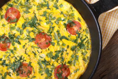 Frittata yeşil soğanlı domates tava top bir görüntüleme 