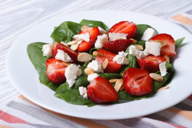 Салат з полуницю, шпинат і козячим сиром на тарілку