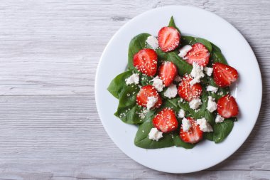 salata, ıspanak, çilek, peynir ve susam Üstten Görünüm 