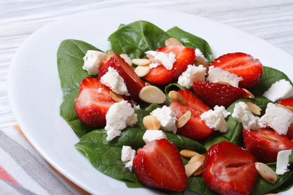 Fresh salad of strawberries, spinach, goat cheese and almond — Stock Photo, Image