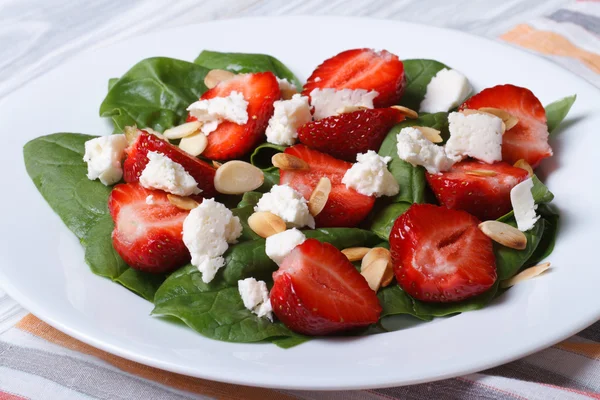 Vitamin salad of strawberries, spinach, goat cheese and almond — Stock Photo, Image