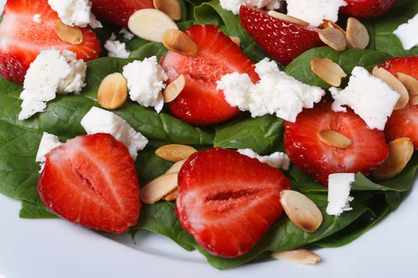 Ensalada deliciosa de fresas frescas, espinacas, queso de cabra — Foto de Stock