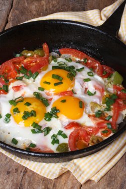 domates, biber ve soğan bir tavada kızarmış yumurta 