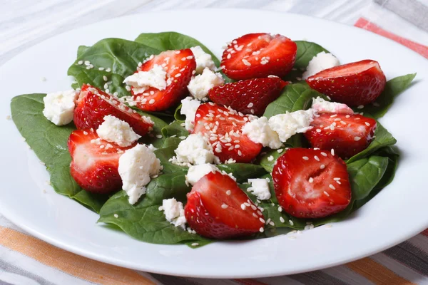 Vitamin salad with strawberries, spinach and sesame — Stock Photo, Image